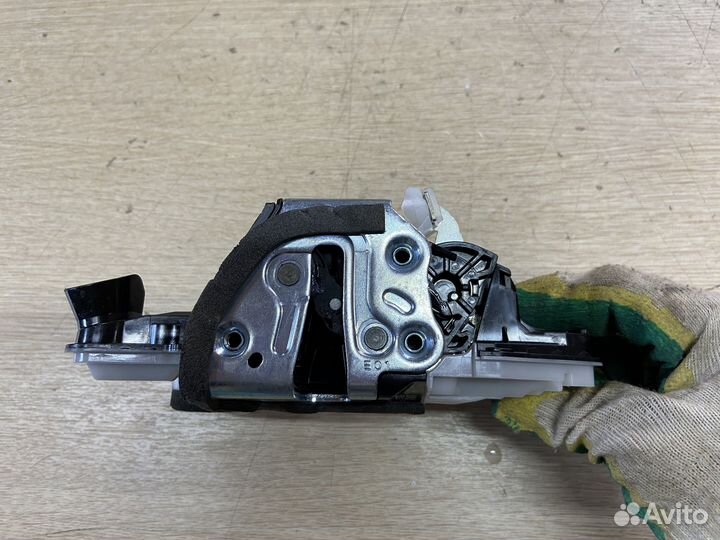 Замок двери передний правый Toyota Camry 75