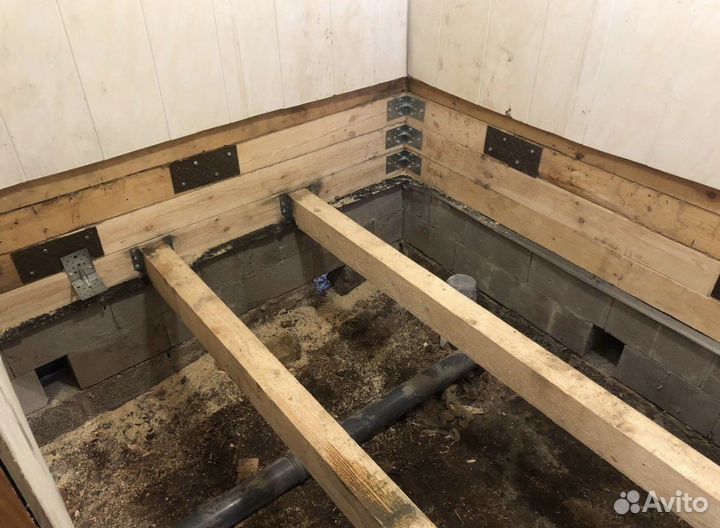 Замена венца деревянного пола, подъем дома