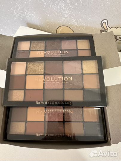 Новая, Палитра теней Revolution из Англии