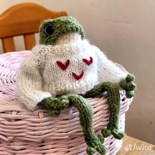 Лягушка вязанная в свитере