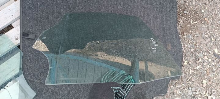 Заднее боковое стекло Форд Фиеста мк5