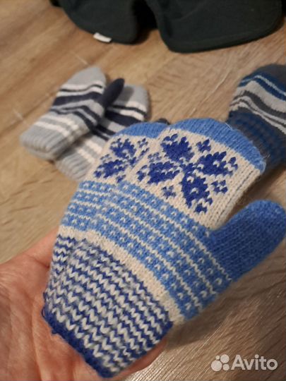 Варежки на возраст 1,5 -2 года и манишки флисовые