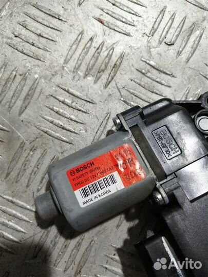 Моторчик стеклоподъемника задний правый Hyundai