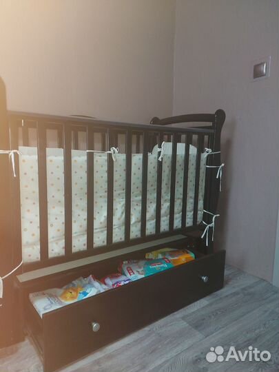 Детская кроватка с универсальным маятником