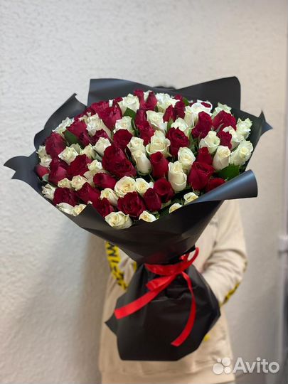 Бело-красные розы