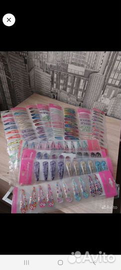 Целая коробка резинок, заколок новое