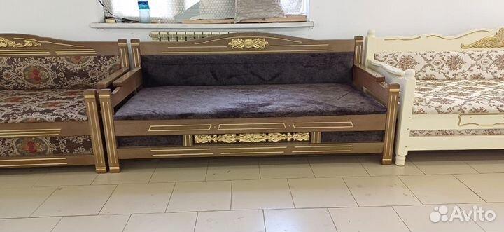 Диван деревянный