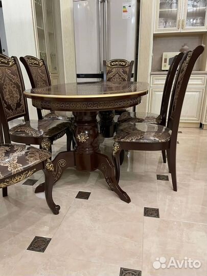 Стол со стульями