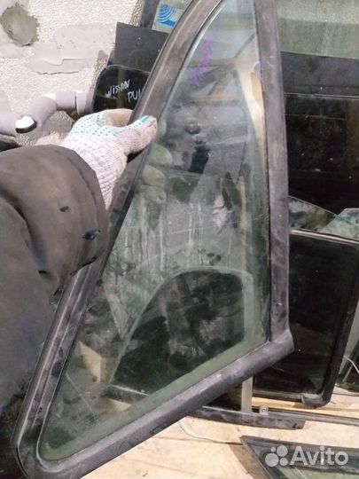 Стекло кузовное глухое правое Passat B3