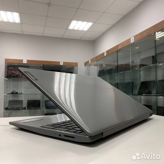 Ноутбук Lenovo (Core i3-8th/ 8gb ram/ SSD)