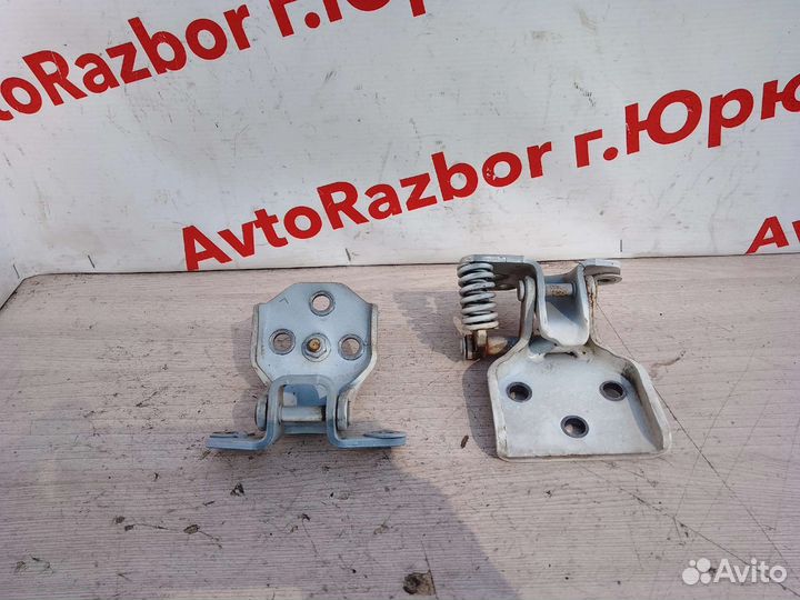 Петли передней двери Nissan Vanette SK82