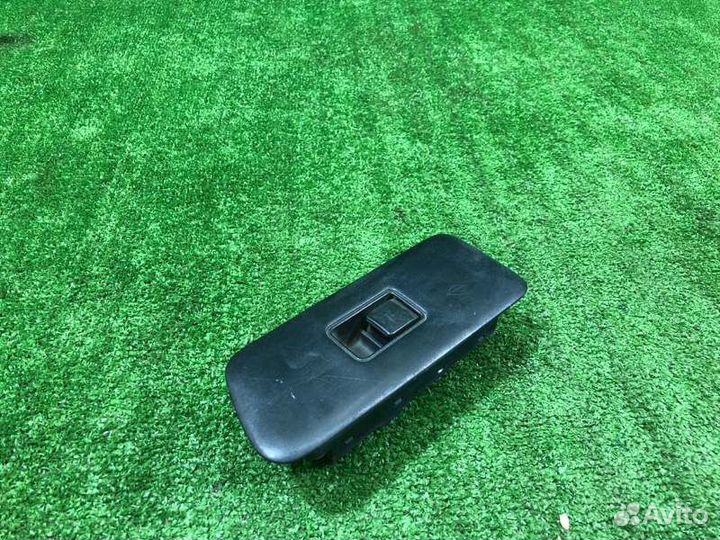 Кнопка стеклоподъемника передняя правая Nissan