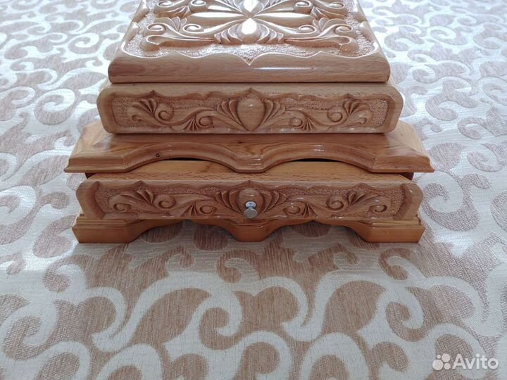 Деревянная шкатулка