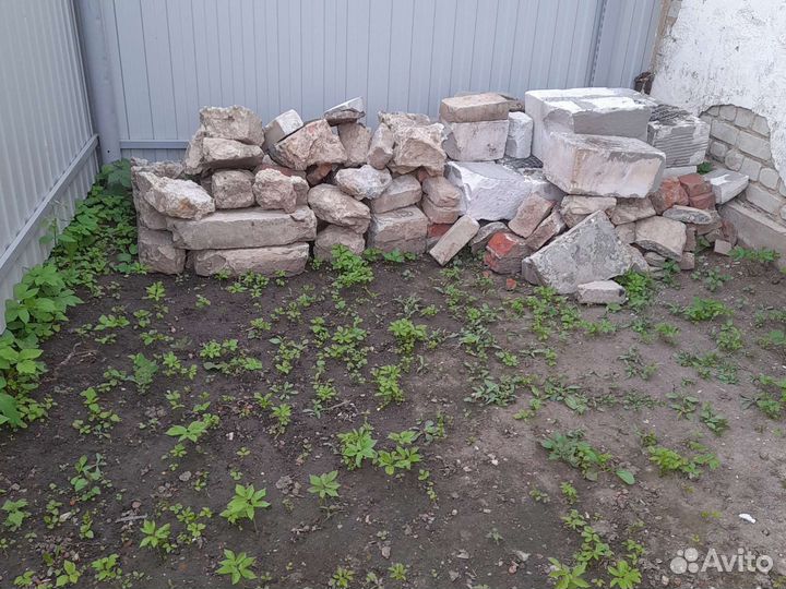 Бетонные блоки и кирпич бу