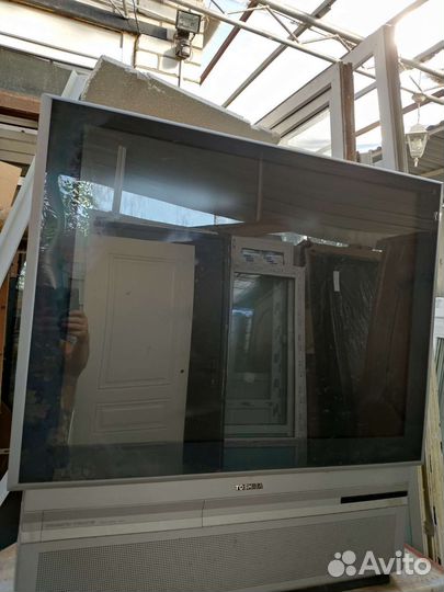 Телевизор огромный, нерабочий