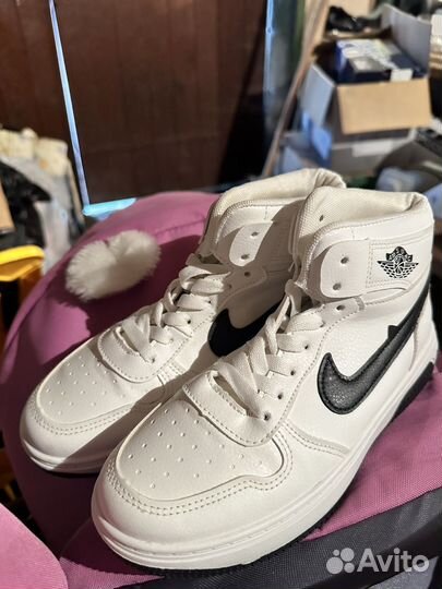 Кроссовки женские