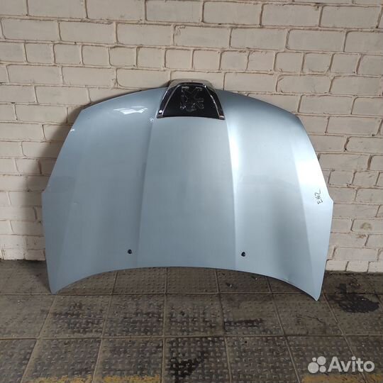 Капот со значком Peugeot 4007