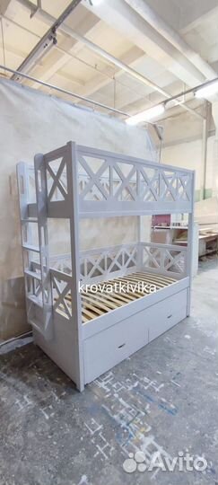 Трехъярусная детская кровать из массива