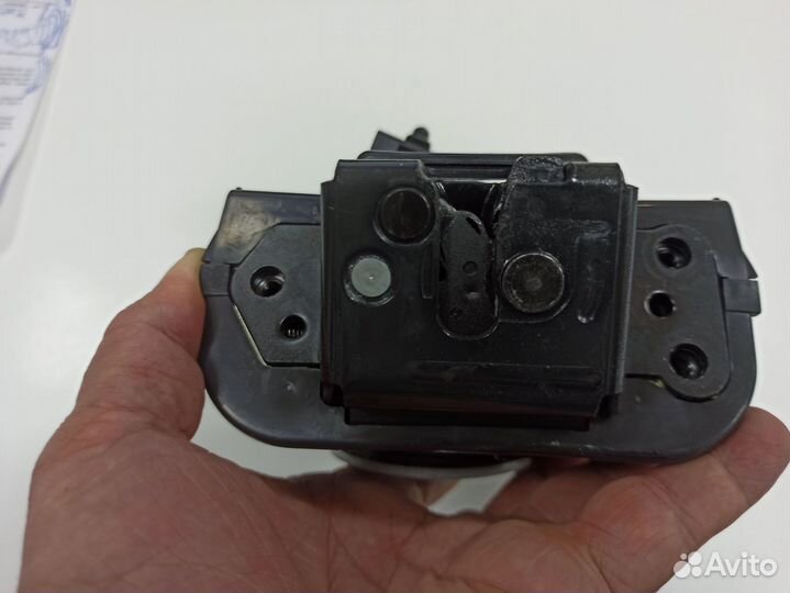 Замок двери багажника Toyota Land Cruiser 200