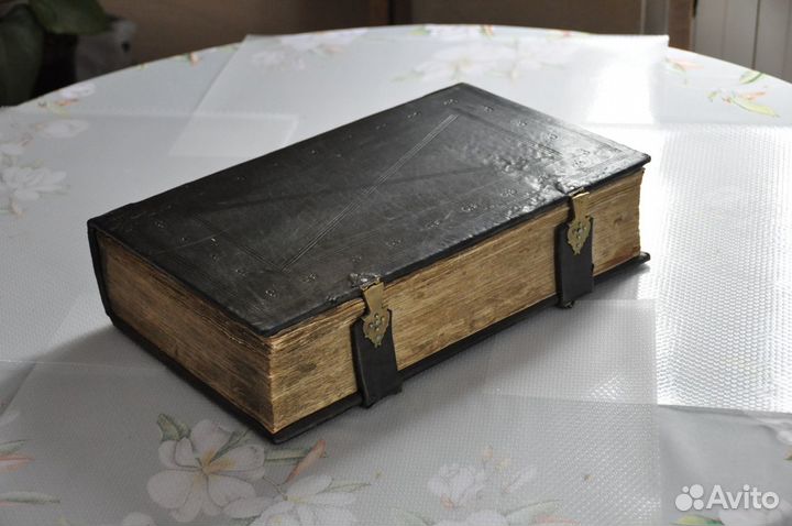 Старинная церковная книга в кожаном переплете