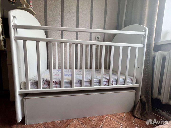 Детская кроватка с маятником белая