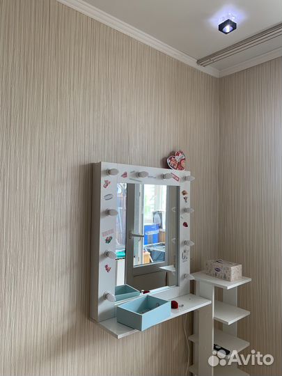 Гримерное зеркало с лампочками