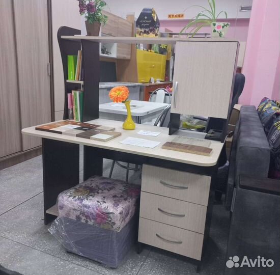 Стол компьютерный письменный гримерный