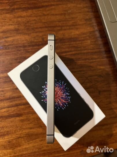 iPhone SE, 32 ГБ