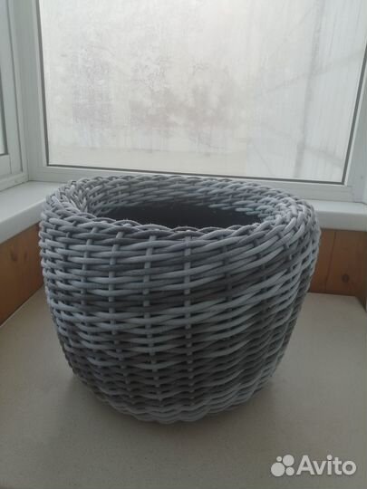 Кашпо из искусственного ротанга