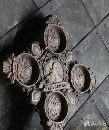 Деревянное резное панно для монет Екатерины 2