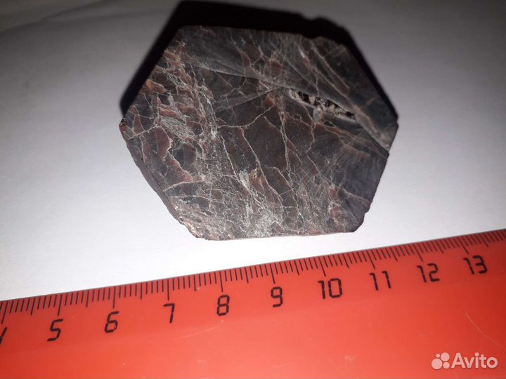 Гранат альмандин в искрящемся амфиболите (нуумите)