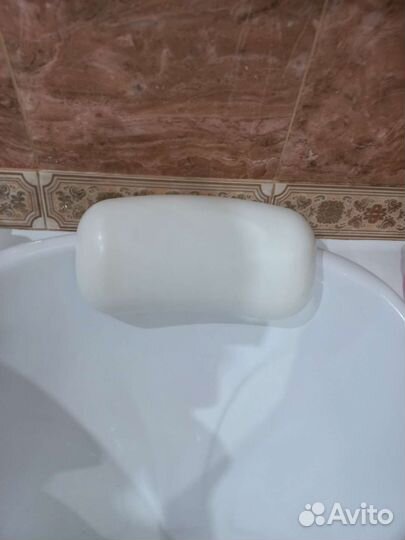 Подушка подголовник для ванны на присосках