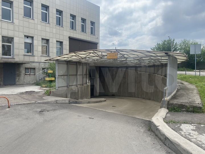 Машиноместо, > 30 м²