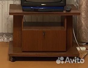 Стол и тумбочка