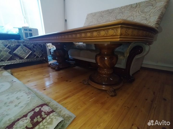 Стол и стулья