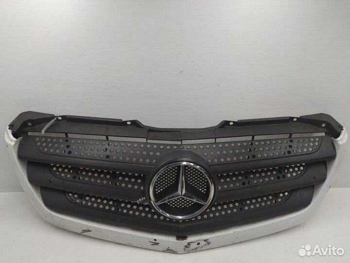 Б/У Б/У Решетка радиатора Небольшая вмятина.Дефект