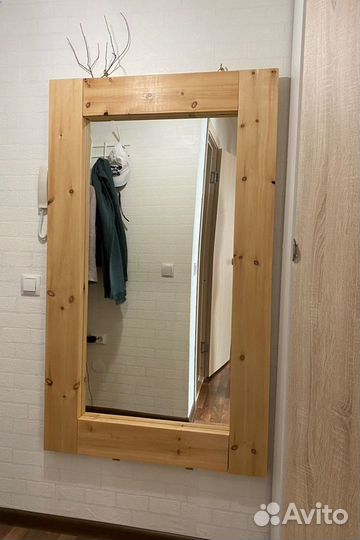 Зеркало в деревянной раме