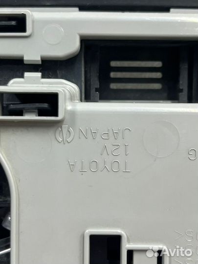 Плафон освещения салона передний Toyota Camry