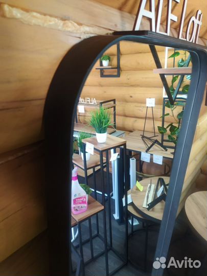 Зеркало в металлической раме