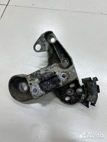 Кронштейн опоры двигателя передний правый Audi A4