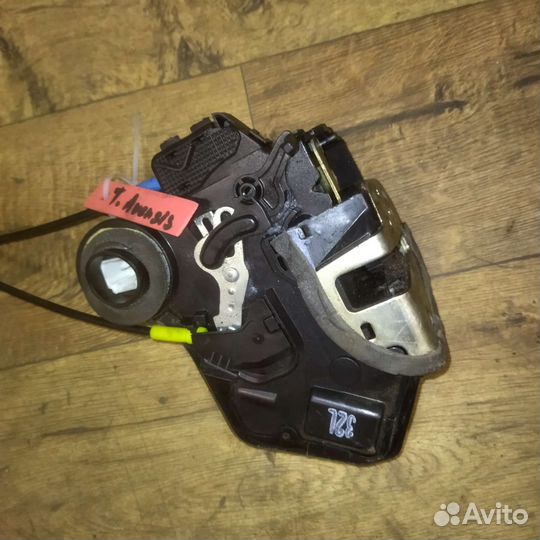 Замок двери задней правой Toyota Avensis 2