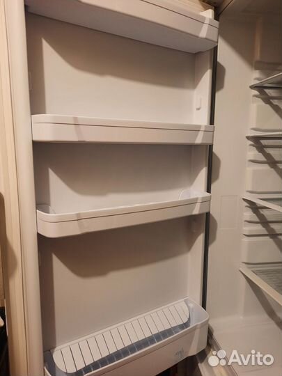 Холодильник Indesit под ремонт или на запчасти