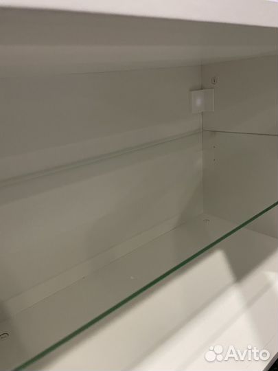 Шкаф со стеклянными дверцами