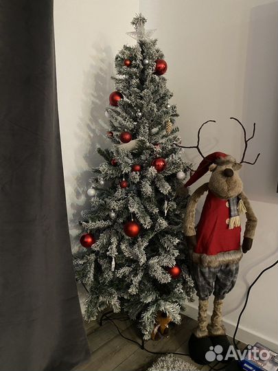 Елка искуственная и Олень новоголний