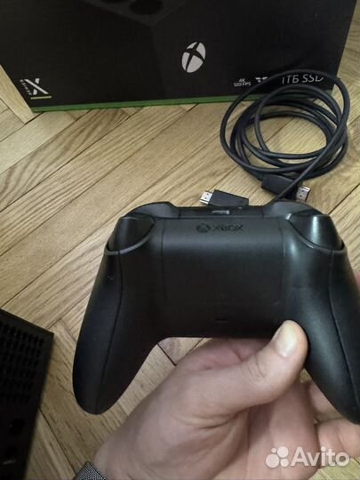 Xbox series x с геймпадом