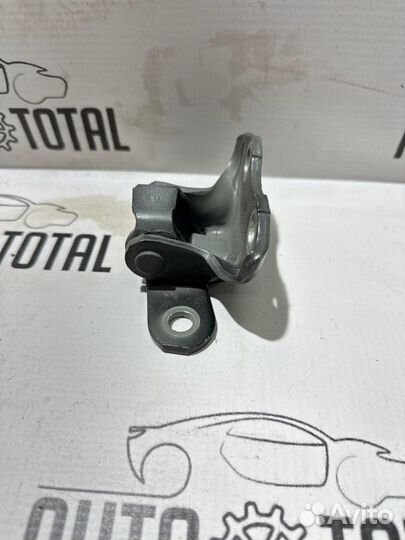 Петля двери нижняя передняя правая Toyota Corolla