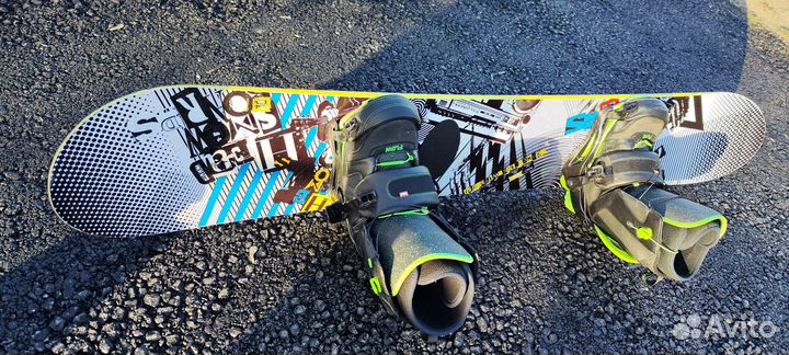 Сноуборд с креплениями и ботинками