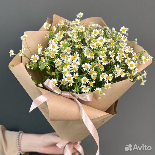 Букет из ромашек в крафте