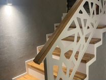 Лестница на металле с комбинированной отделкой