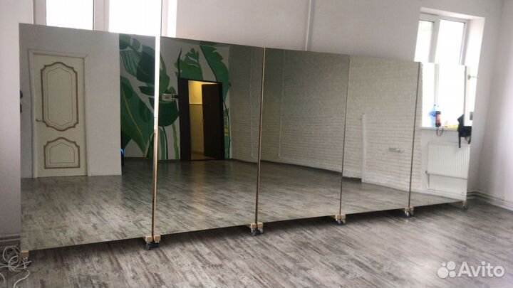 Мобильное зеркало на колесиках / фитнес, танцы